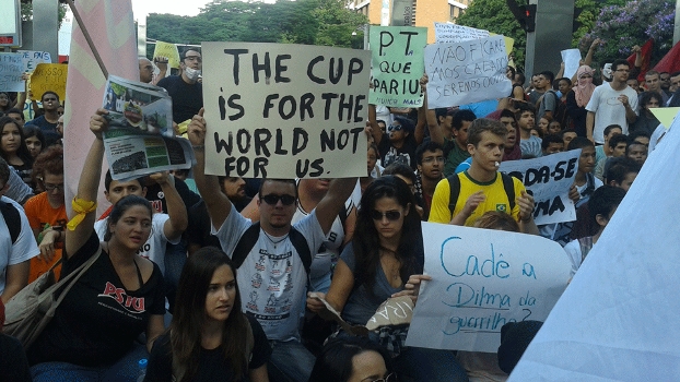 Protesto chegou a ter 8 mil pessoas nas ruas de Belo Horizonte e promete ser ainda maior na segunda-feira Protesto chegou a ter 8 mil pessoas nas ruas de Belo Horizonte e promete ser ainda maior na segunda-feira