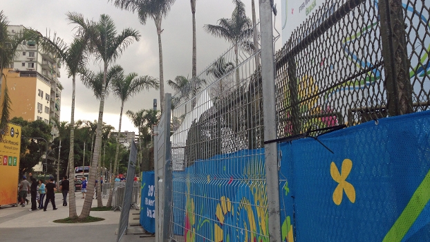 Grade mais resistente foi instalada no local onde chilenos invadiram o Maracanã Grade mais resistente foi instalada no local onde chilenos invadiram o Maracanã