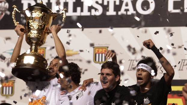Santos foi campeão paulista em 2012 ao levar a melhor sobre o Guarani na decisão Santos foi campeão paulista em 2012 ao levar a melhor sobre o Guarani na decisão