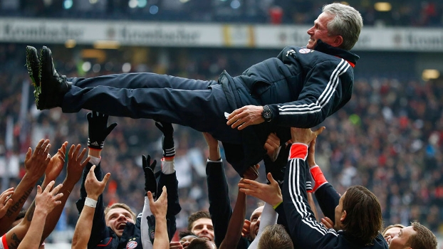 Jupp Heynckes é jogado para o alto pelo elenco: técnico deixa o time ao final da temporada