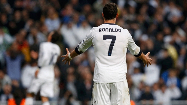 Ronaldo reclama de Ozil (ao fundo) que perdeu uma chance de frente para o gol Ronaldo reclama de Ozil (ao fundo) que perdeu uma chance de frente para o gol