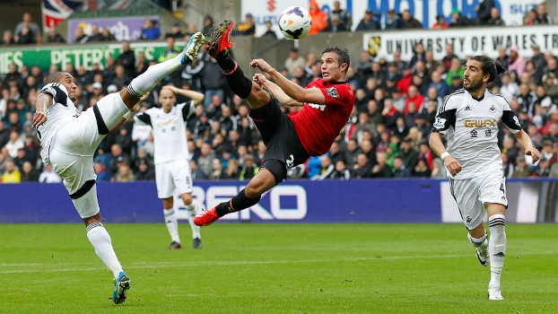 O atacante Van Persie fez o primeiro gol dol Manchester United sobre o Swansea em um belo chute O atacante Van Persie fez o primeiro gol dol Manchester United sobre o Swansea em um belo chute
