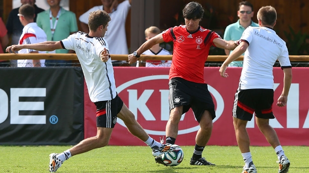 Técnico Joachim Low em campo junto com os jogadores