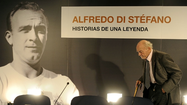 Di Stéfano chega para a coletiva de um livro sobre sua história, em 2010