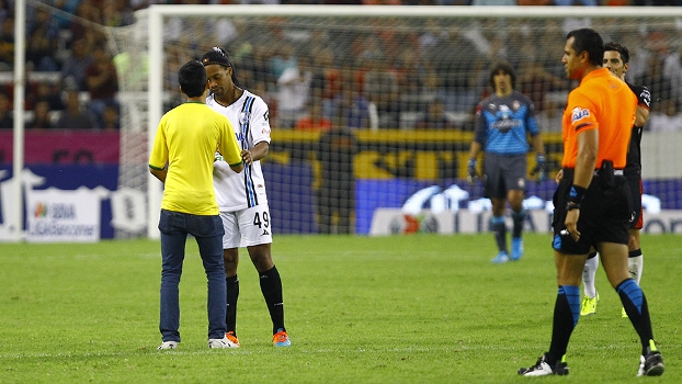 Torcedor invadiu Querétaro x Atlas para pedir autógrafo a Ronaldinho Gaúcho