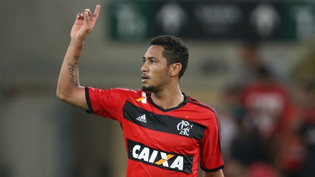 O atacante Hernane comemora o gol da vitória rubro-negra no Fla-Flu deste domingo, n o Maracanã