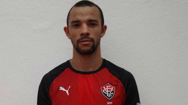 O zagueiro Roger Carvalho, do Vitória, é novo reforço do Botafogo O zagueiro Roger Carvalho, do Vitória, é novo reforço do Botafogo