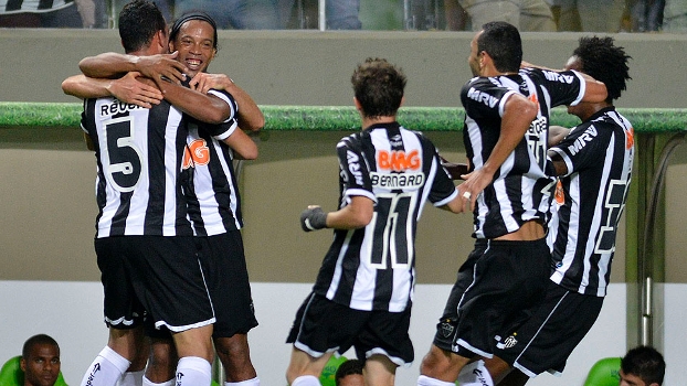 Ronaldinho Gaúcho comemora com jogadores gol na vitória do Atlético-MG sobre o Figueirense