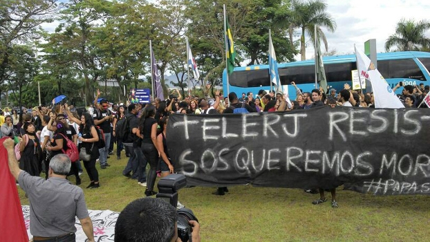 Funcionários da Telerj protestam em frente ao hotel em que os jogadores se apresentaram