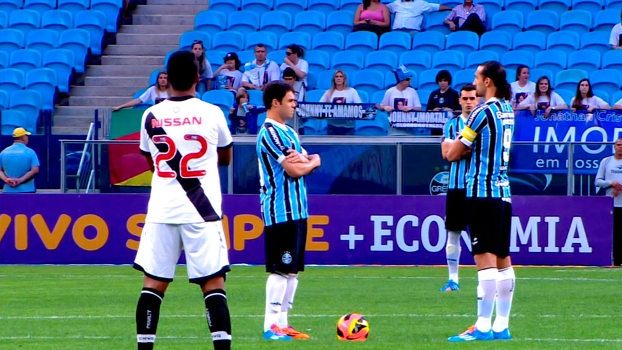 Jogadores cruzaram o braço e não tocaram na bola durante um minuto após o apito inicial Jogadores cruzaram o braço e não tocaram na bola durante um minuto após o apito inicial