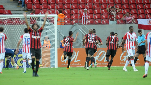 Atlético-PR faz a festa após gol de Éverton Atlético-PR faz a festa após gol de Éverton