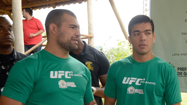 Mauricio Shogun (esq.) ao lado de Lyoto Machida em evento ambiental do UFC Goiânia Mauricio Shogun (esq.) ao lado de Lyoto Machida em evento ambiental do UFC Goiânia