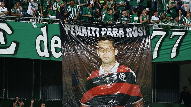 Torcida do Coritiba protestou contra o árbitro que apitou o jogo contra o Flamengo Torcida do Coritiba protestou contra o árbitro que apitou o jogo contra o Flamengo