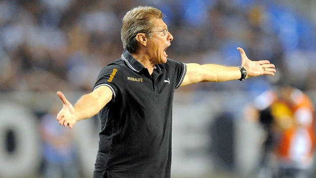 Oswaldo de Oliveira não gostou da atuação dos árbitros na derrota para o Grêmio