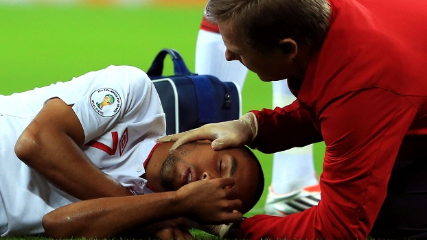 Walcott se choca com goleiro de San Marino e teve que ser levado ao hospital