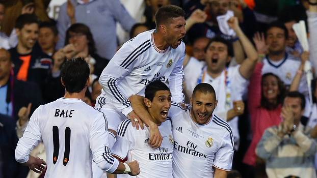 Real Madrid comemora gol no clássico contra o Barcelona Real Madrid comemora gol no clássico contra o Barcelona