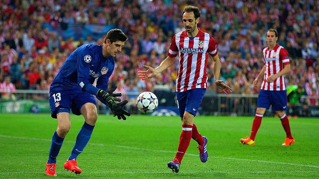 Goleiro Courtois e o lateral direito Juanfran: ambos têm propostas para deixar o clube