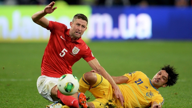 Gary Cahill divide bola com o brasileiro naturalizado ucraniano Edmar Gary Cahill divide bola com o brasileiro naturalizado ucraniano Edmar