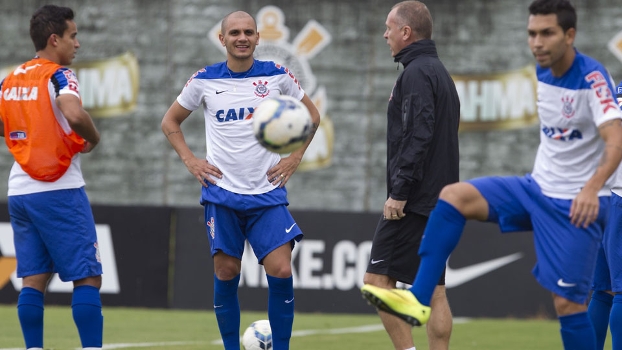 Mano treina com 13 e mantém mistério sobre substituto de Jadson