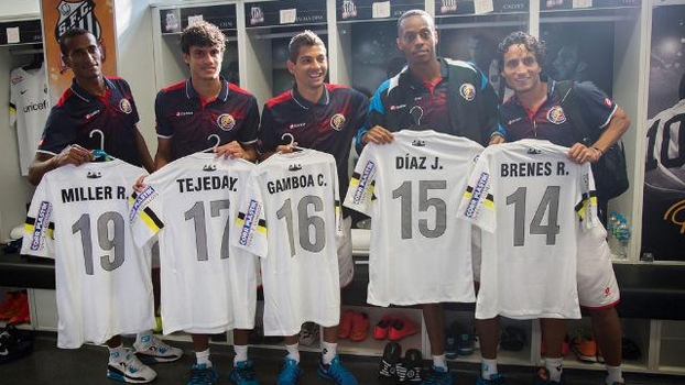 Santos presenteou os jogadores da Costa Rica com camisas do clube Santos presenteou os jogadores da Costa Rica com camisas do clube
