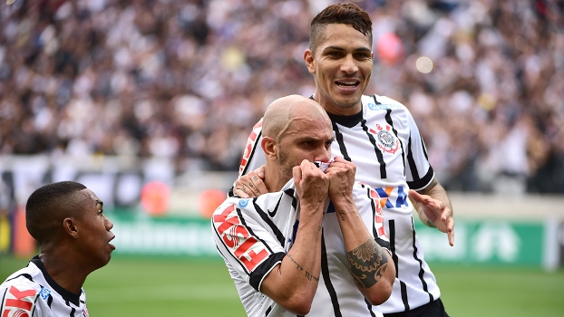 Fábio Santos marcou duas vezes de pênalti na vitória do Corinthians Fábio Santos marcou duas vezes de pênalti na vitória do Corinthians