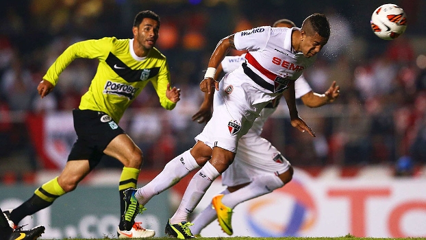 Antônio Carlos cabeceia para fazer um dos dois gols dele pelo São Paulo contra o Atlético Nacional