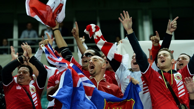 Torcedores de Gibraltar fazem a festa durante a primeira partida da seleção do território