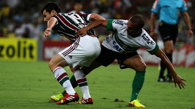 Wagner e Gil disputam bola no Maracanã durante o jogo entre Fluminense e Coritiba