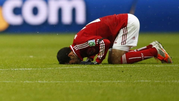 Aboutrika, atacante do Al Ahly, reza após gol no Mundial de clubes Aboutrika, atacante do Al Ahly, reza após gol no Mundial de clubes