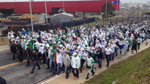 Sem conflito, palmeirenses chegam a Itaquera com máscaras para não respirar 'ar sujo'