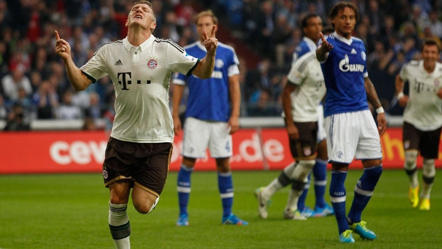 Schweinsteiger celebra o seu gol, o primeiro do Bayern sobre o Schalke