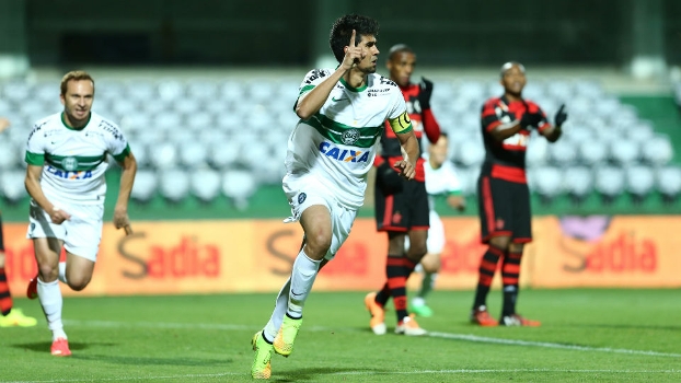 Leandro Almeida comemora o primeiro gol do Coritiba contra o Flamengo Leandro Almeida comemora o primeiro gol do Coritiba contra o Flamengo