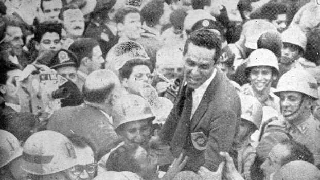 Gylmar é carregado pelos torcedores na pista do aeroporto durante desembarque em São Paulo, após o título de 1958