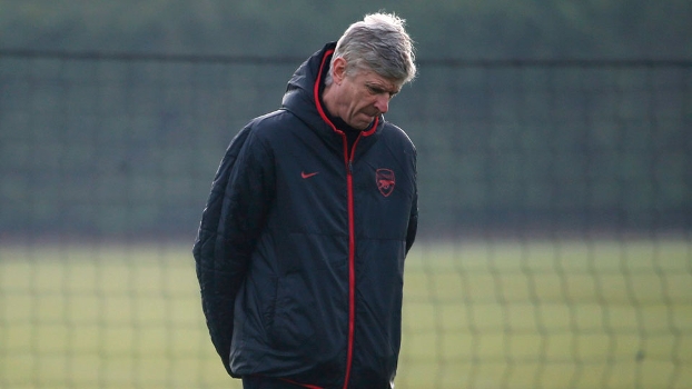 Arsène Wenger, durante o treino do Arsenal antes de duelo com o Bayern: inspiração alemã Arsène Wenger, durante o treino do Arsenal antes de duelo com o Bayern: inspiração alemã