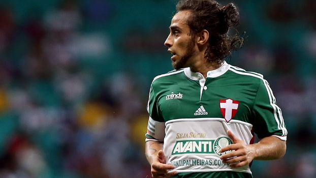 Temendo perder Valdivia em fase decisiva, Dorival esbraveja contra Fifa