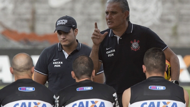 Tite conversa com Alessandro, Danilo e Renato Augusto em treino na manhã deste sábado