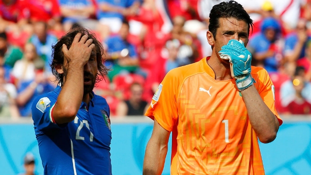 Nem mesmo a experiência de Pirlo e Buffon puderam evitar o tropeço italiano Nem mesmo a experiência de Pirlo e Buffon puderam evitar o tropeço italiano