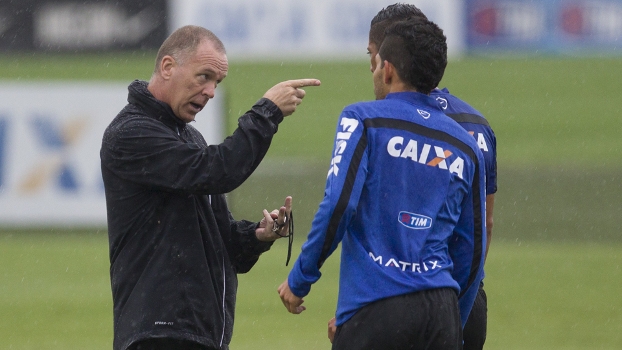 Mano Menezes observa Corinthians com garotos formando o ataque