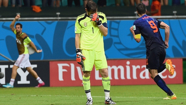 Casillas saiu jogando errado e 'entregou' o quarto gol da Holanda, o segundo de Van Persie