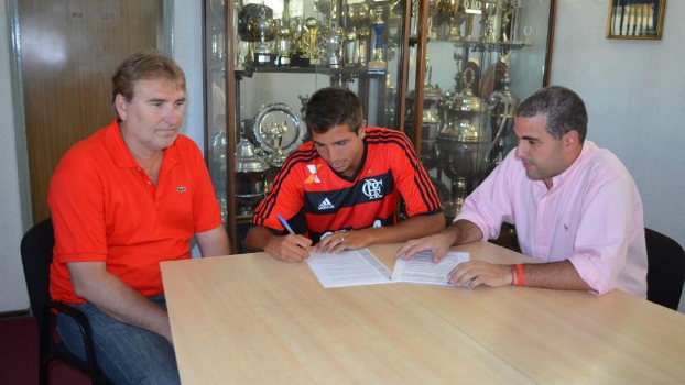 Mugni, já com a camisa do Flamengo, assina contrato com o clube Mugni, já com a camisa do Flamengo, assina contrato com o clube