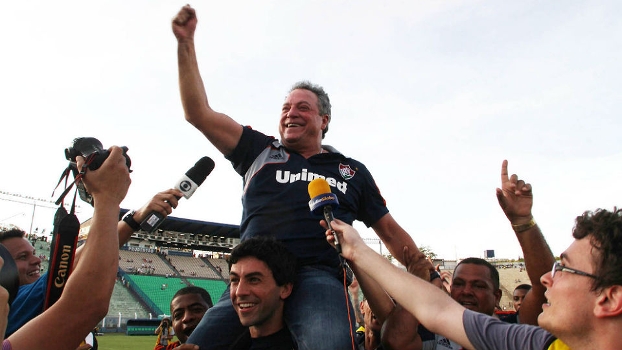 Abel Braga comemora o título do Brasileirão carregado por integrantes da comissão técnica do Flu Abel Braga comemora o título do Brasileirão carregado por integrantes da comissão técnica do Flu