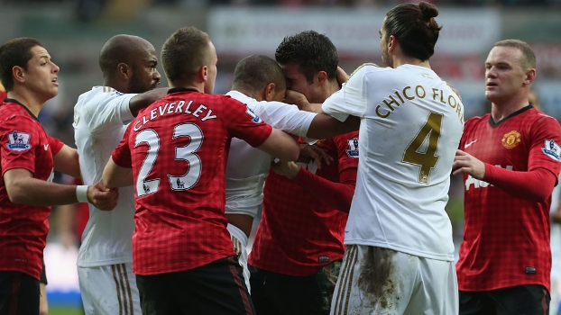 Van Persie leva bolada e parte para cima de zagueiro do Swansea