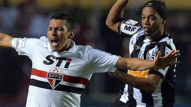 Lúcio marca Ronaldinho Gaúcho em duelo com o Atlético-MG na Libertadores Lúcio marca Ronaldinho Gaúcho em duelo com o Atlético-MG na Libertadores