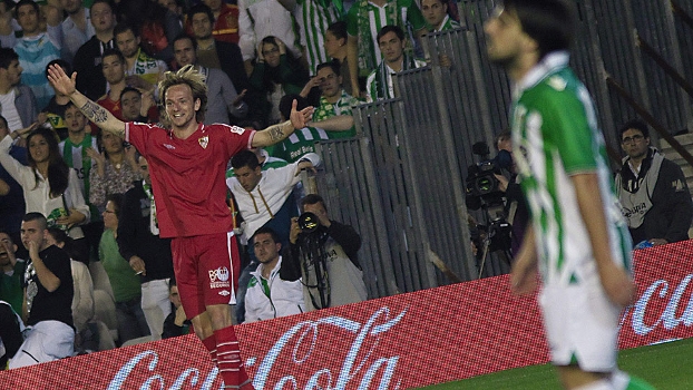 Rakitic celebra gol do Sevilla sobre o Bétis