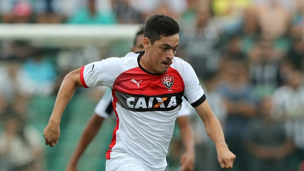 O volante Cáceres está na mira do Coritiba O volante Cáceres está na mira do Coritiba