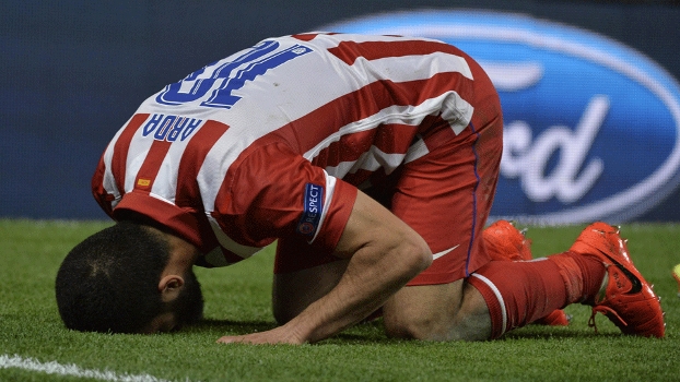 Meia turco, camisa 10 do Atlético, comemora o terceiro gol contra o Chelsea: heróico