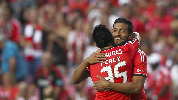 Garay e Enzo Pérez fizeram os gols da vitória do Benfica sobre o Paços de Ferreira