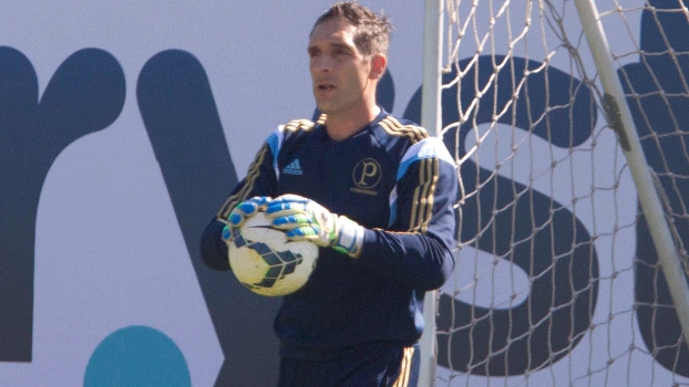 Fernando Prass treina com luvas, mas ainda evita impacto com cotovelo operado