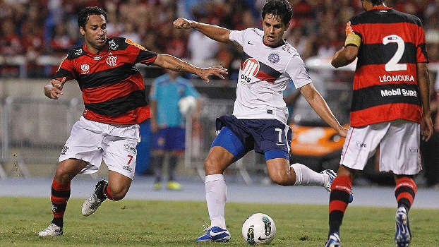 Jogadores de Bahia e Ponte Preta disputam a bola