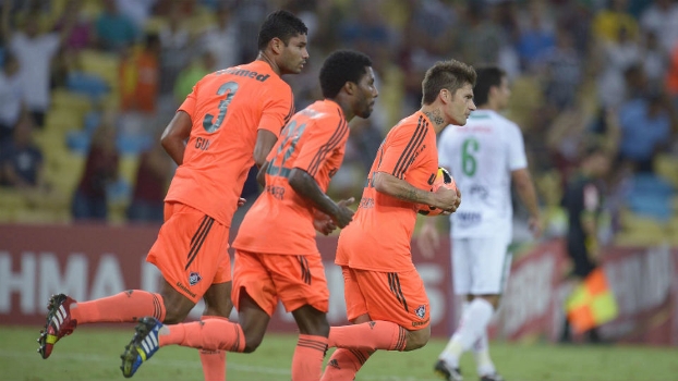Autor do gol de empate, de p�nalti, Rafael S�bis comemora com os companheiros no Maracan� Autor do gol de empate, de p�nalti, Rafael S�bis comemora com os companheiros no Maracan�